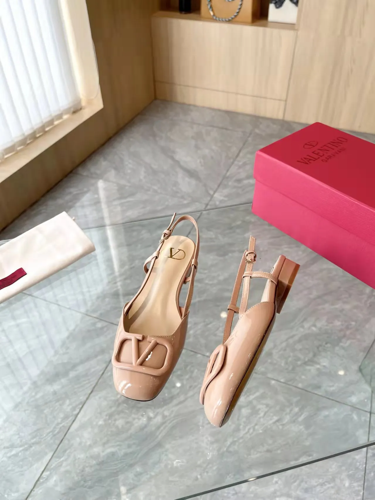 👟👟Ex-factory price 400👟👟 Genuine leather sole +40 Top version 𝑉𝐴𝐿𝐸𝑁𝑇𝐼𝑁𝑂 Valentino new spring and summer women's back hollow new sandals. Unique V-buckle hardware accessories bring out a full sense of luxury. The new season will live up to expectations! Worth buying★Absolutely high-grade❥Original method, Absolutely sensual❥Elegant style, creating a different feeling, simple and elegant style!  Code number: 35-41 (34-42 customized, non-returnable) Fabric: Imported sheepskin Inner foot pads: Inner sheepskin Heel height: 2 cm Leather outsole Rubber outsole